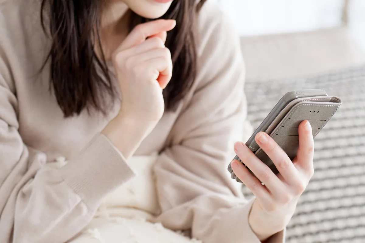 スマートフォンで体臭の悩みを検索する女性